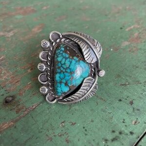 Gorgeous Old Pawn Sterling Silver & Turquoise Large Stone Ring & Feather Detail